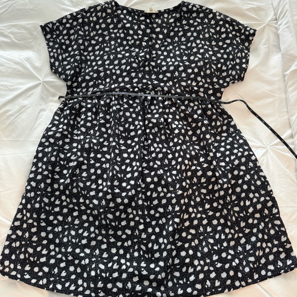 Black and white light weight v neck dress - Picture 3 of 14